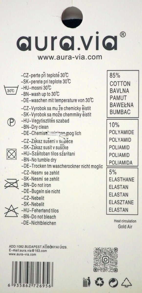 Każda para skarpet wykonana jest z miękkiego, elastycznego materiału, który delikatnie otula stopę, zapewniając jednocześnie odpowiednią wentylację.