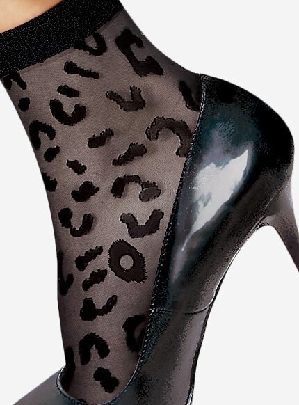 Wzór panterki to jeden z najgorętszych trendów! Skarpetki rajstopowe LORES LEOPARDO są lekkie, przewiewne i dodają charakteru każdej stylizacji – idealne na sezon wiosna-lato.