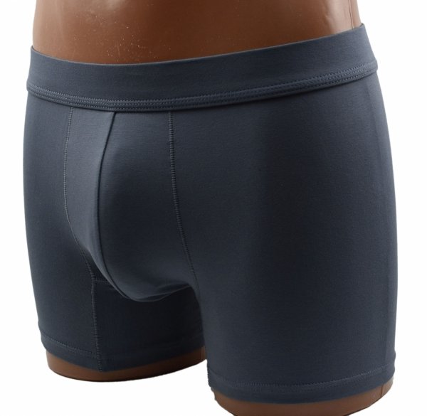 Klasyczne bokserki w kolorze ciemnego denimu stworzone z oddychającej bawełny gwarantują komfort noszenia. Elastyczne włókna dbają o idealne dopasowanie, a jednolity kolor nadaje im elegancki charakter.