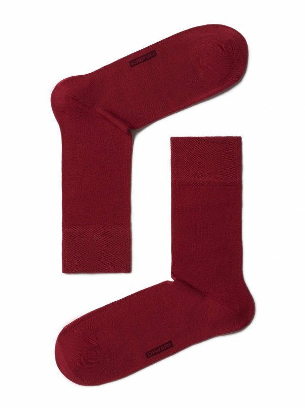 DIWARI – skarpetki męskie w kolorze bordo. Alternatywa dla czerni, która ożywia klasyczny outfit.