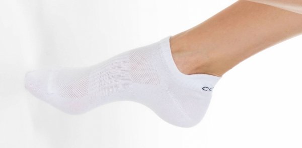 Damskie skarpetki sportowe CONTE ACTIVE łączą komfort, minimalistyczny styl i praktyczne rozwiązania. Delikatne logo CONTE z tyłu, niski fason i elastyczny skład czynią je idealnym wyborem do butów sportowych i sneakersów.