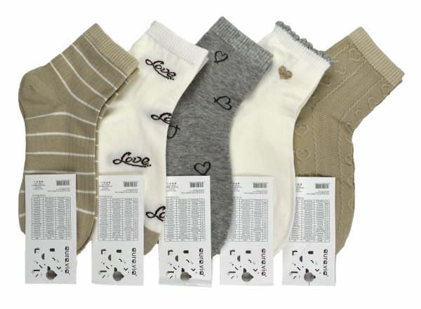 Skarpety damskie Aura.Via – zestaw 5 par z serduszkami i subtelnymi wzorami. Idealne do jeansów, spódnic i na prezent.