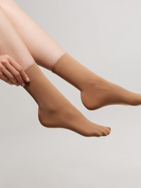 CONTE Microfibra 50 – miękkie skarpetki z mikrofibry 50 DEN. Gładkie, trwałe i dopasowane do stopy, z elastyczną gumką, która nie uciska. Idealne do pracy i weekendowych stylizacji, gdy liczy się wygoda.