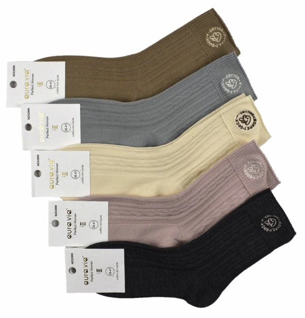 Damskie skarpetki bawełniane z ozdobnym haftem. Modna faktura, delikatny połysk i doskonałe dopasowanie.