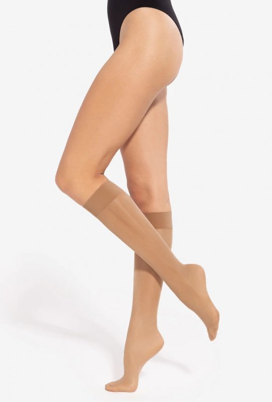 Gatta Relaxmedica 20 Den to funkcjonalne podkolanówki damskie z lekkim uciskiem, stworzone z myślą o komforcie nóg. Transparentna forma, elastyczny ściągacz i delikatne dopasowanie sprawiają, że model świetnie sprawdza się każdego dnia.