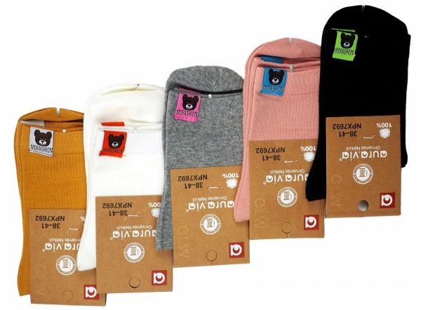 5 par młodzieżowych skarpet, które wyróżniają się modnym designem oraz wygodą. Każda para skarpet ma naszywkę z uroczym misiem i napisem &quot;MOFASHION&quot;, co dodaje im unikalnego charakteru.W zestawie dostępne są różne kolory.