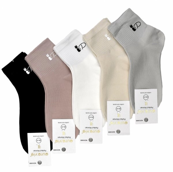 Krótkie skarpety 3/4 z minimalistycznym wzorem kota to idealne rozwiązanie na co dzień. Trwałe, wygodne i oddychające — pasują do pracy, spacerów i aktywności.