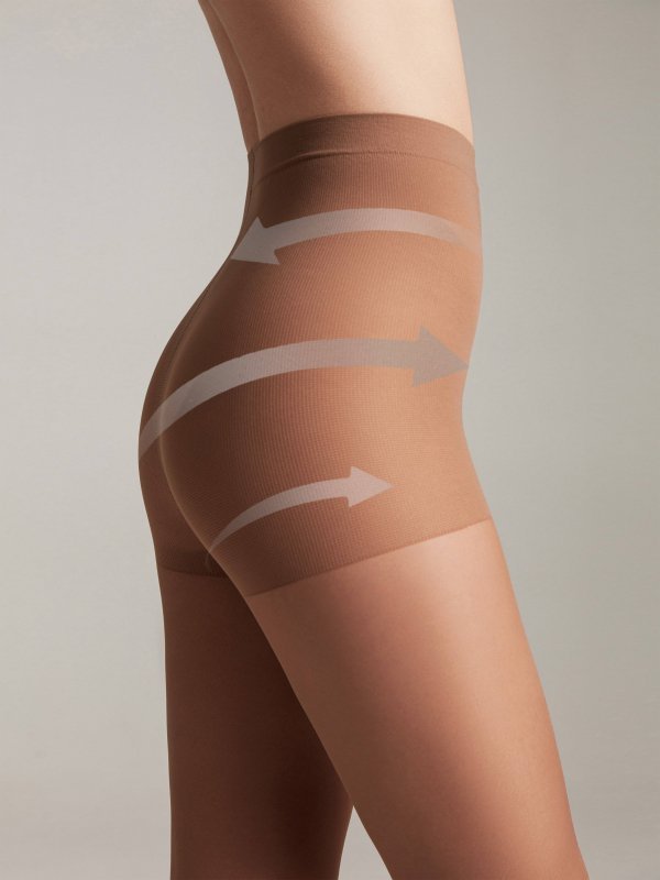 Wybierz ACTIVE SOFT 20 DEN – rajstopy z wyszczuplającymi spodenkami i wygodnym płaskim szwem. Pogrubione palce zwiększają trwałość, a bawełniany klin i mikrokapsułki z witaminą E gwarantują świeżość oraz miękkość.