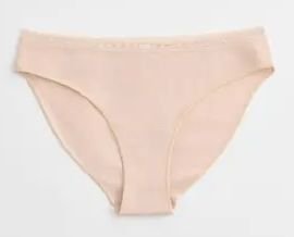     Beżowe majtki typu bikini, ułożone płasko, widoczne od przodu. Delikatne wykończenie w pasie oraz prosty krój sprawiają, że są komfortowe i niewidoczne pod ubraniem.