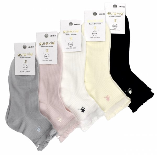 Damskie skarpetki z haftowanym kwiatkiem, falbanką i prążkowaną strukturą. Wykonane z miękkiej bawełny, przewiewne i elastyczne. Zestaw 5 par w pięknych kolorach to świetny wybór na co dzień