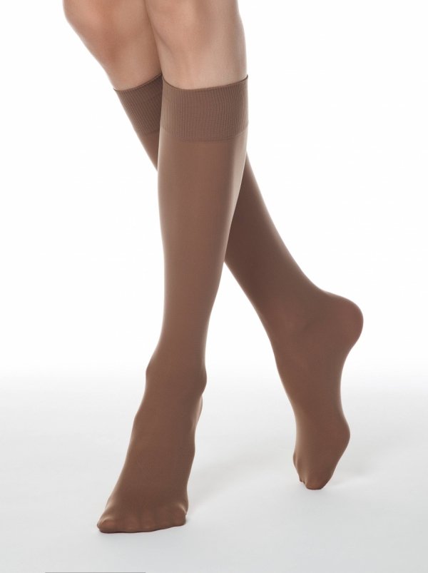 Podkolanówki CONTE Microfibra 50 idealnie sprawdzą się w pracy. Subtelne krycie 50 DEN, komfortowa gumka i świetne dopasowanie sprawiają, że stopy i łydki czują się lekko przez wiele godzin.