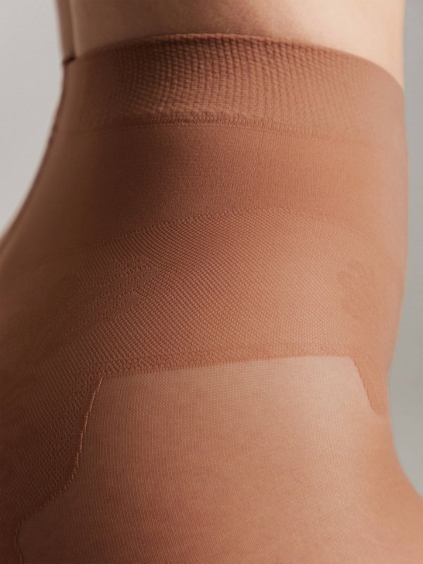Stylowe rajstopy Conte Bikini – lekkie, transparentne, imitacja ażurowej bielizny. Bawełniany klin i pogrubione palce sprawiają, że są trwałe i wygodne, nawet dla delikatnej skóry.