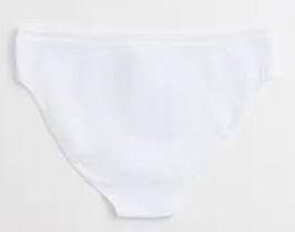 Białe majtki typu bikini, ułożone płasko na białym tle. Mają klasyczny, minimalistyczny design i gładki materiał, co zapewnia wygodę i dyskrecję pod ubraniem.