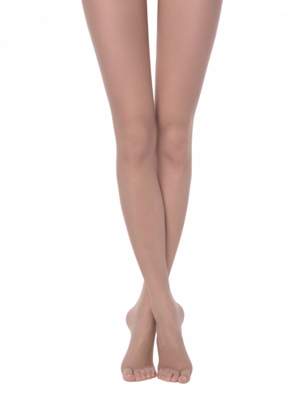 Komfortowe, lekkie i przewiewne rajstopy na lato. Model CONTE SUMMER 8 OPEN TOE doskonale sprawdza się w połączeniu z butami peep-toe, gwarantując wygodę i naturalny wygląd nóg.
