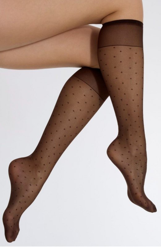 Podkolanówki NOQ Hush 20 Den to transparentne podkolanówki damskie z subtelnym wzorem drobnych groszków. Lekka dzianina zapewnia elegancki wygląd i komfort noszenia przez cały dzień.