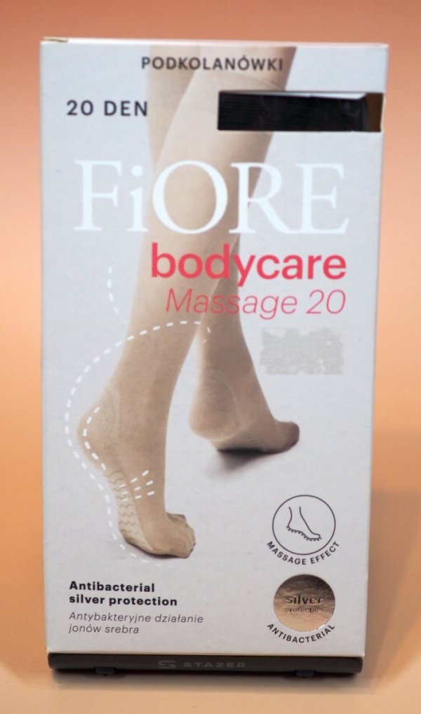 Damskie podkolanówki FiORE Massage 20 Den zostały wykonane z przędz oplatanych, które zapewniają miękkość, wytrzymałość i wygodę noszenia. Silver Fresh i antybakteryjne jony srebra wspierają codzienną higienę stóp.