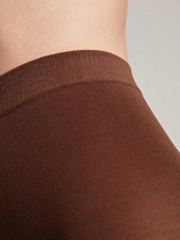 Ciepłe i odporne – rajstopy TRIUMF 220 z mikrofibry 3D nie mechacą się łatwo i dobrze znoszą codzienne użytkowanie. Elegancki mat i gładka linia nóg pasują do każdej stylizacji.