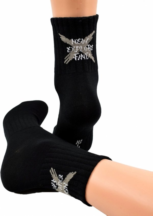 Dziecięce skarpetki bawełniane z elastycznym ściągaczem na śródstopiu i modnym haftem „X”. Stabilne, miękkie i przewiewne – doskonałe na co dzień.