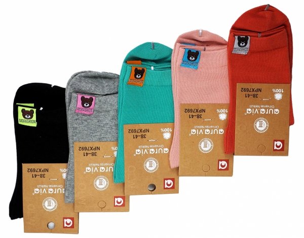 5 par młodzieżowych skarpet, które wyróżniają się modnym designem oraz wygodą. Każda para skarpet ma naszywkę z uroczym misiem i napisem &quot;MOFASHION&quot;, co dodaje im unikalnego charakteru.W zestawie dostępne są różne kolory.