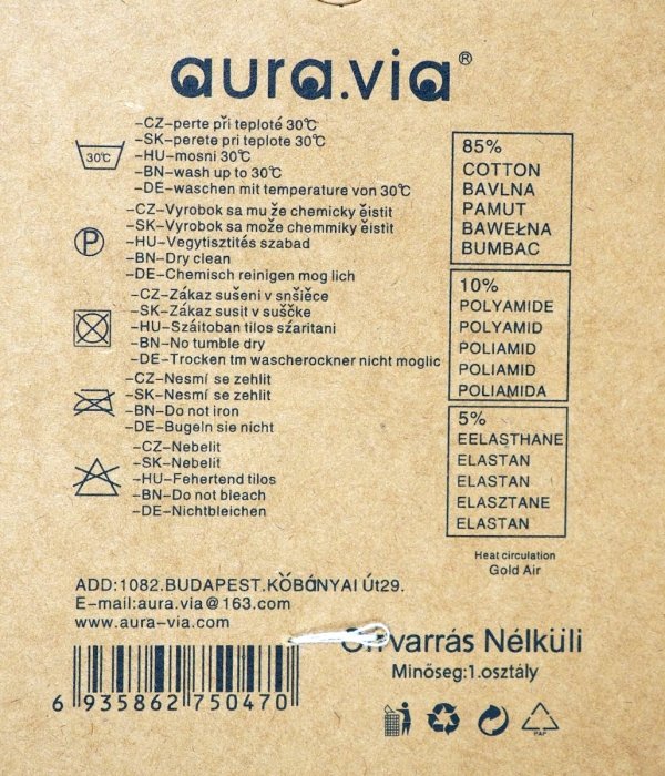 Skarpetki wykonane z wysokiej jakości bawełny (85%) zapewniają wyjątkowy komfort przez cały dzień, a ich minimalistyczny design w odcieniach czerni, szarości, bieli oraz grafitu idealnie komponuje się z każdą stylizacją.