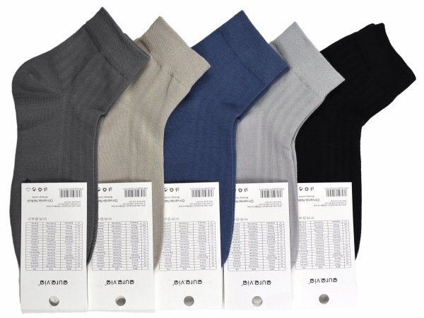 Skarpety męskie ¾ AuraVia to uniwersalna propozycja dla osób szukających komfortowych dodatków. Miękka bawełna i lekko przewiewny materiał sprawiają, że skarpety idealnie nadają się do pracy, sportu i swobodnych stylizacji.