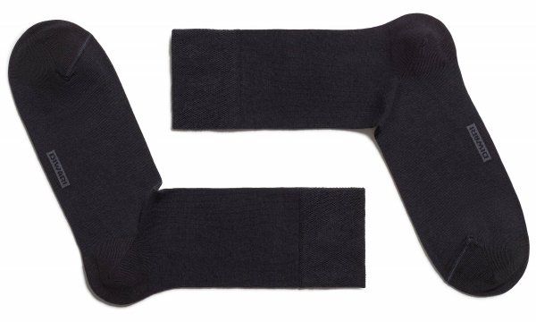 DIWARI Classic to skarpety, które łączą komfort z estetyką. Kolor grafitowy pasuje do garniturów, chinosów i klasycznych spodni.