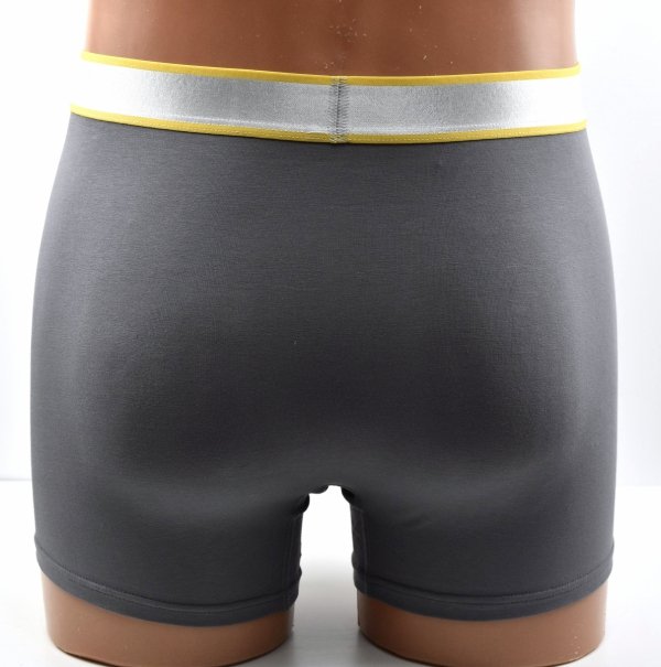 Elastyczna tkanina i dopasowany krój zapewniają swobodę ruchów i idealne przyleganie