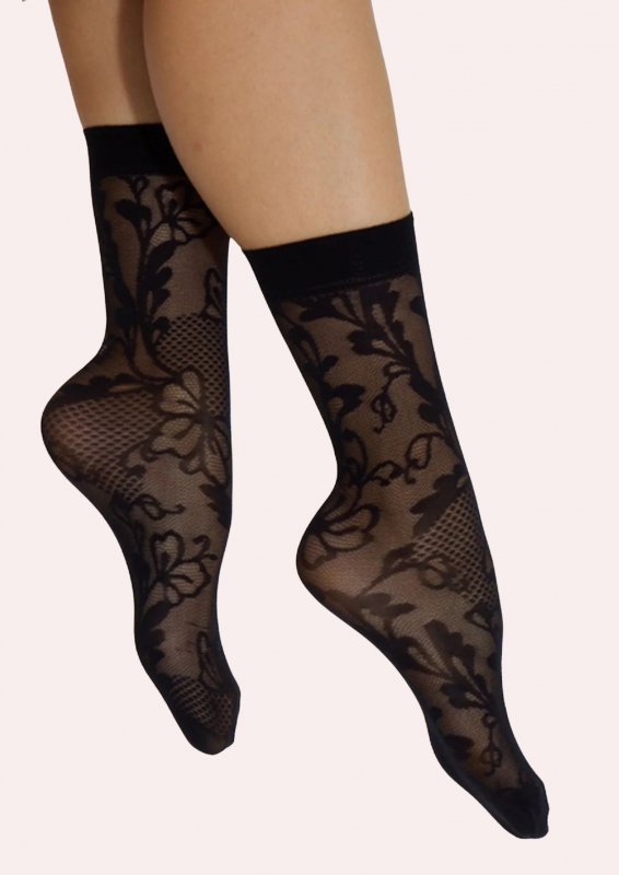 Skarpetki damskie KNITTEX Drape 30 Den zachwycają kwiatowym wzorem 3D, delikatną siateczką i subtelną koronką. Transparentna struktura nadaje stylizacji lekkości, a elastyczny materiał zapewnia wygodę przez cały dzień.