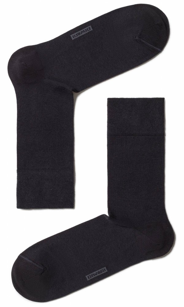 Eleganckie skarpety DIWARI w odcieniu grafitowym sprawdzą się zarówno do pracy, jak i podczas ważnych okazji. Komfortowy ściągacz i perfekcyjny krój.