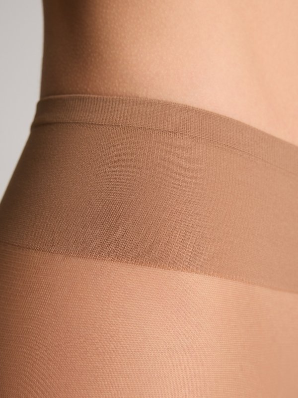 Szeroki pas i płaski szew eliminują ucisk i dyskomfort – rajstopy idealne do codziennego noszenia.