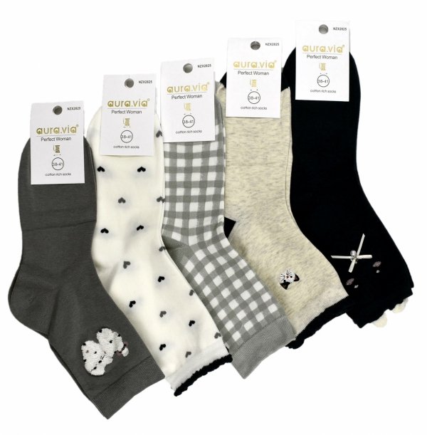 Urocze damskie skarpetki z bawełny – zestaw 5 par. Wzory w kratkę, z serduszkami, haftami zwierząt i ozdobną kokardką. Komfortowe, miękkie i modne, pasują do wielu stylizacji casualowych.