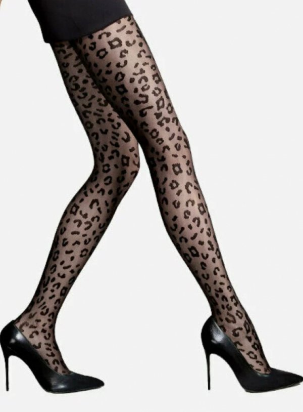 Leopardo 20–40 DEN to modny print w klasycznej czerni. Rajstopy świetnie układają się na sylwetce, nie tracą kształtu i są przyjemne w dotyku. Do szpilek, botków lub kozaków – z nimi stworzysz mnóstwo stylizacji.