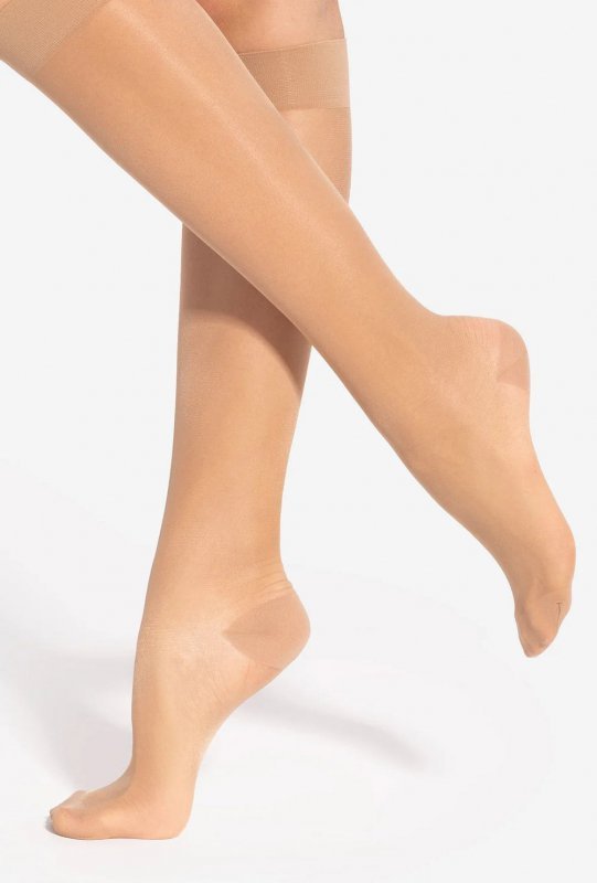 Podkolanówki kompresyjne 20 Den Gatta Control Press to idealny wybór dla kobiet, które spędzają wiele godzin na nogach lub w podróży. Model wspiera krążenie, zapewnia komfort i pomaga zmniejszyć uczucie opuchlizny oraz zmęczenia.