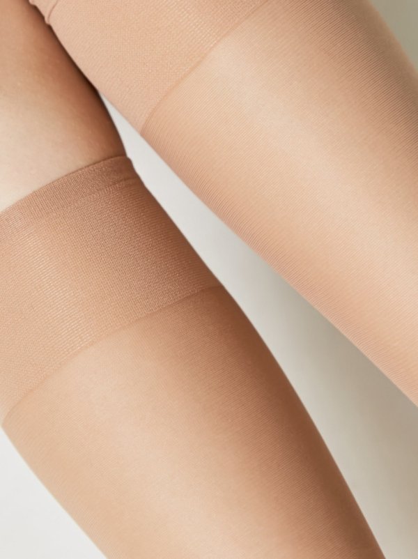 Podkolanówki damskie Conte Tension Soft 40 DEN zapewniają wygodę i styl w każdej sytuacji. Miękka gumka nie uciska nogi, a półkryjący materiał nadaje elegancki wygląd.