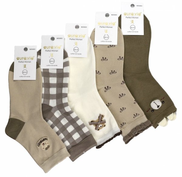 Skarpetki damskie bawełniane w komplecie pięciu par. Motywy misia i kokardki w połączeniu z kratką i pszczółkami tworzą zestaw pełen uroku. Neutralne kolory pasują do każdej garderoby.