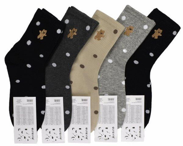 Urocze skarpety damskie z bawełny w grochy. Haft misia dodaje im charakteru, a elastyczna dzianina gwarantuje wygodę i trwałość nawet po wielu praniach.