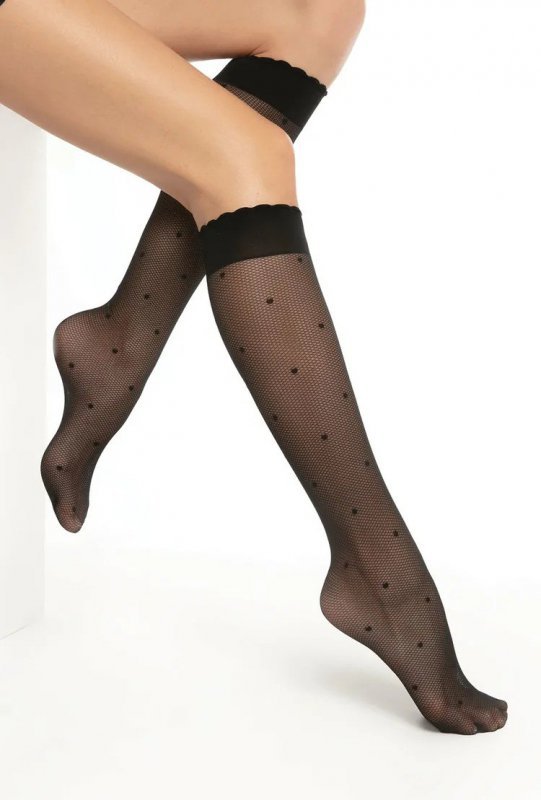 Podkolanówki Gatta Stylove Knee Socks 01 20 Den to transparentne podkolanówki damskie z delikatnym wzorem serduszek. Lekka dzianina i romantyczny motyw dodają stylizacji subtelnego uroku.