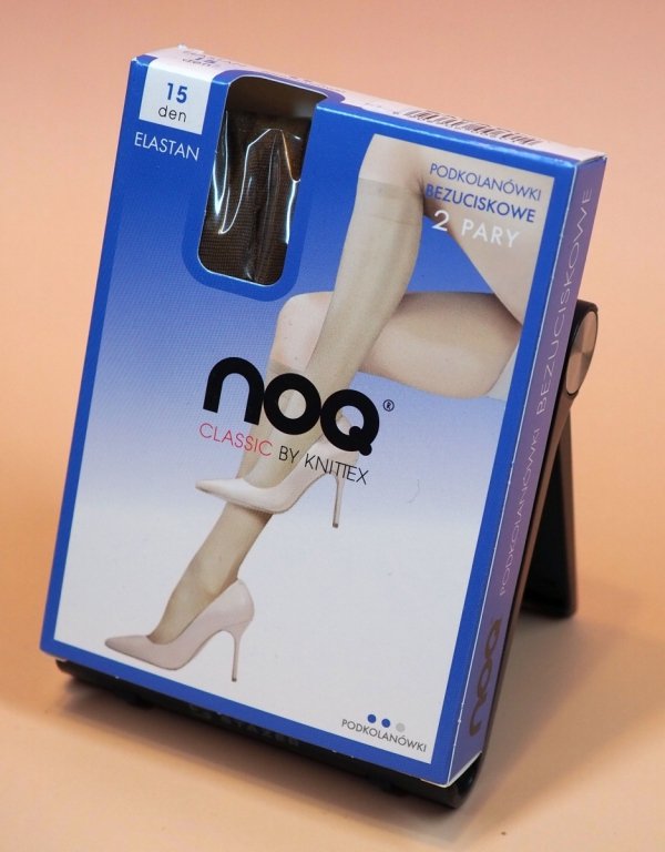 NOQ Classic by Knittex 15 Den to damskie podkolanówki bezuciskowe stworzone do codziennego użytkowania. Subtelnie wyrównują koloryt skóry, delikatnie podkreślają nogi i zapewniają komfort dzięki wygodnemu ściągaczowi.