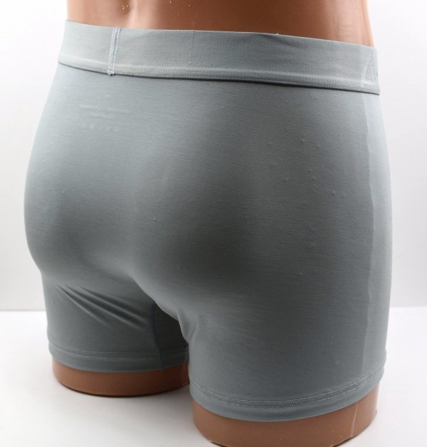 Auravia AttractiveMan to codzienna baza: niebieskie bokserki bambusowe, gładkie i przewiewne. Płaskie szwy, klasyczny krój i sprężysty pas tworzą wygodną całość. Trwały kolor i przyjemny dotyk docenisz po każdym praniu.