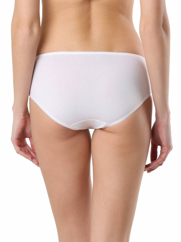 Białe majtki typu bikini ze średnim stanem, widok od tyłu na modelce. Gładki materiał i klasyczny krój zapewniają wygodę oraz pełne dopasowanie, co sprawia, że są idealne pod codzienne stylizacje.
