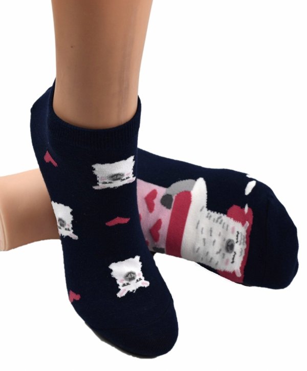 Odkryj uroczą parę nie do pary! Skarpetki Aura.Via z llamami i serduszkami to połączenie komfortu, humoru i stylu. Idealne dla kobiet, które lubią się wyróżniać.