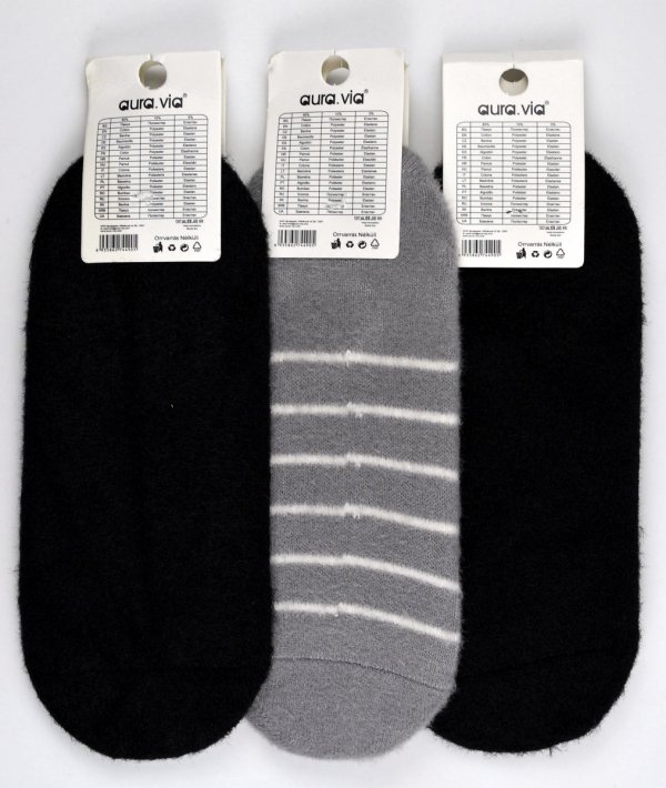 Te puchate stopki damskie otulają stopy delikatnym, ciepłym materiałem. Wzór przedstawiający psa w sweterku nadaje im wyjątkowego charakteru i idealnie wpisuje się w zimowy klimat.