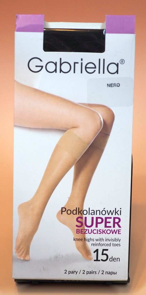 Gabriella Super Bezuciskowe to lekkie podkolanówki damskie 15 Den, które pasują do wielu stylizacji i typów obuwia. Brak zaznaczonej pięty oraz subtelne wykończenie sprawiają, że model jest wyjątkowo uniwersalny.