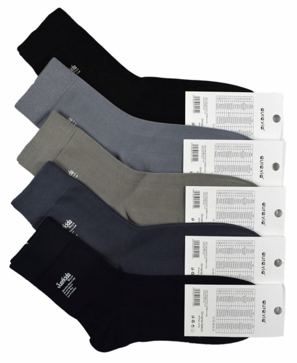 Klasyczne skarpetki męskie Aura.Via z napisem „Justkids Boys” łączą wygodę, jakość i humor. Miękka bawełna i płaskie szwy gwarantują komfort przez cały dzień.