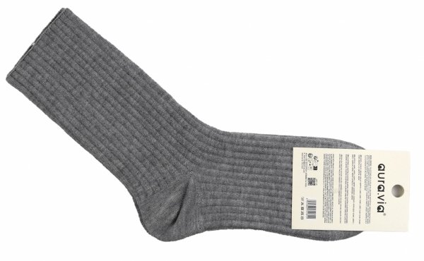 Ciepłe skarpety zimowe z wełną alpaki gwarantują przyjemne otulenie stóp nawet w największy mróz. Gruba dzianina THERMO i prążkowana forma sprawiają, że to idealny wybór do kozaków i botków.