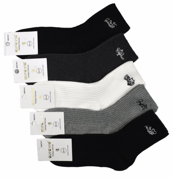 Zestaw damskich skarpet z bawełny charakteryzuje się modnym prążkowaniem i delikatnym haftem kota. Idealne na co dzień, są przewiewne, elastyczne i dodają stylizacjom lekkości i figlarnego uroku.