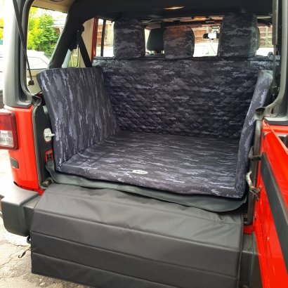 Mata samochodowa dla Psa do bagażnika Pixelo - (realizacja Jeep Wrangler) 