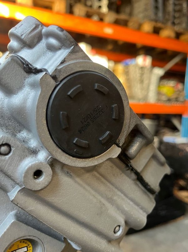 Zaślepka / pokrywa technologiczna bloku silnika Audi 4.2 TDI.