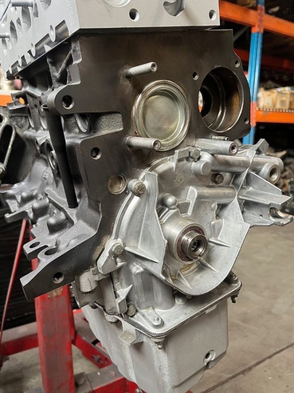 Przednia część bloku 1.4 Turbo – obudowa pompy oleju oraz uszczelniacz wału korbowego.