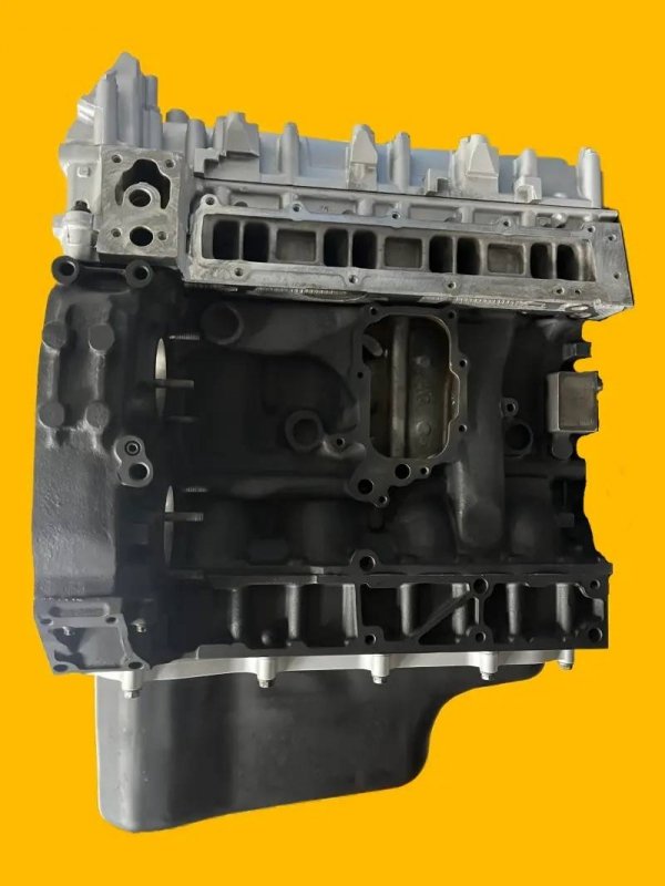 Widok boczny od strony kolektora ssącego, kompletny blok z głowicą i miską olejową